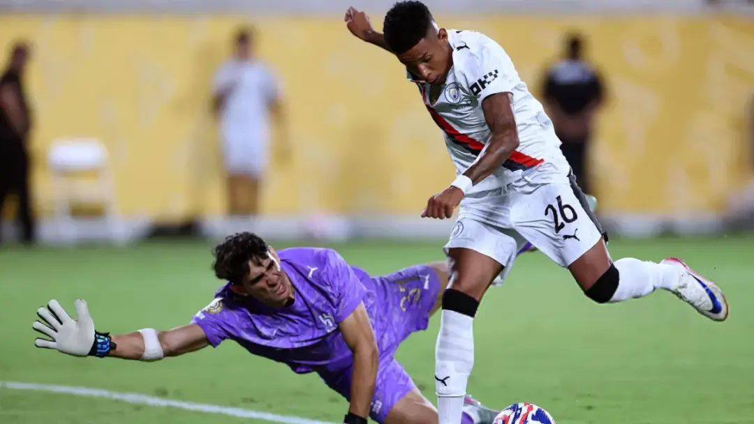 أزمة جديدة في الهلال.. موقف ياسين بونو من القيد الآسيوي
