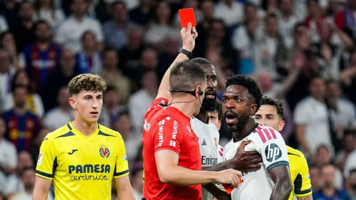 جماهير ريال مدريد تحاصر سيارة فينيسيوس خارج البرنابيو عقب الطرد في مواجهة فياريال